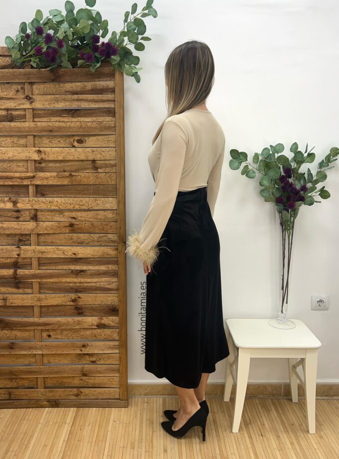 Falda joya negra