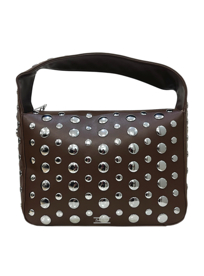 Bolso chocolate tachas