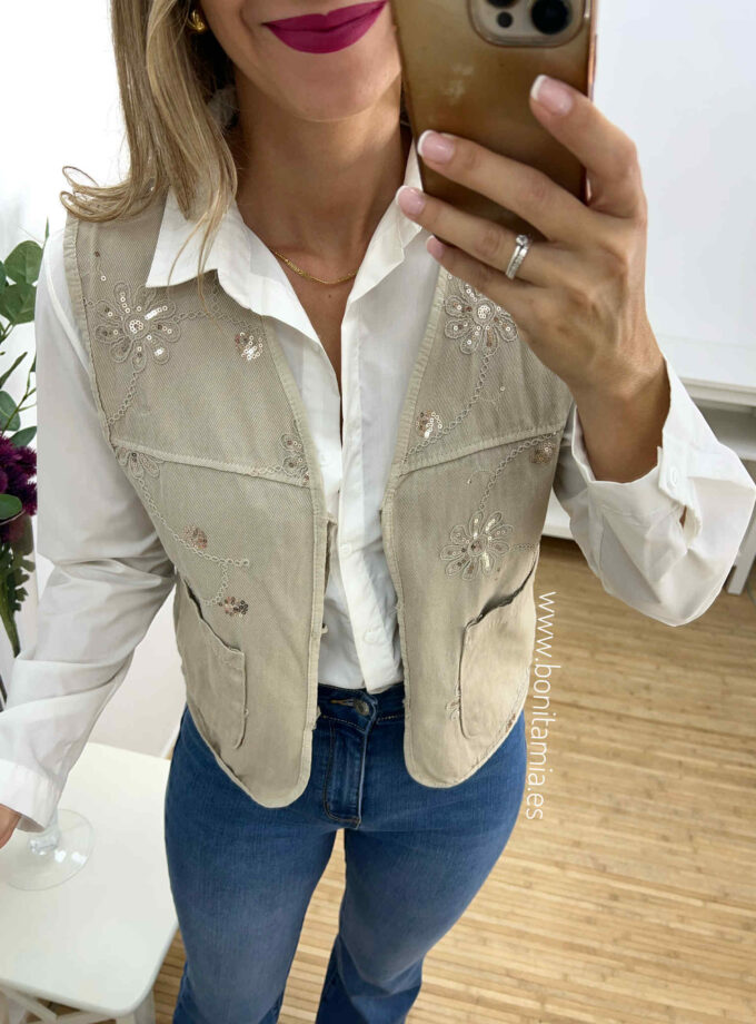 Chaleco bordado beige