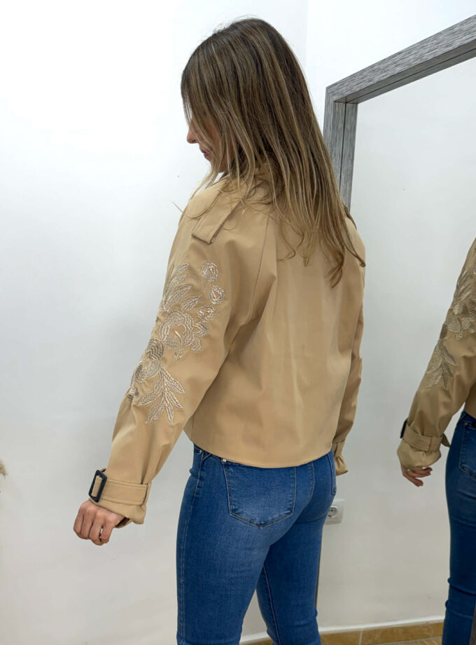 Chaqueta bordada camel
