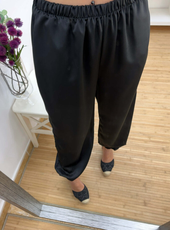 Pantalón satinado negro