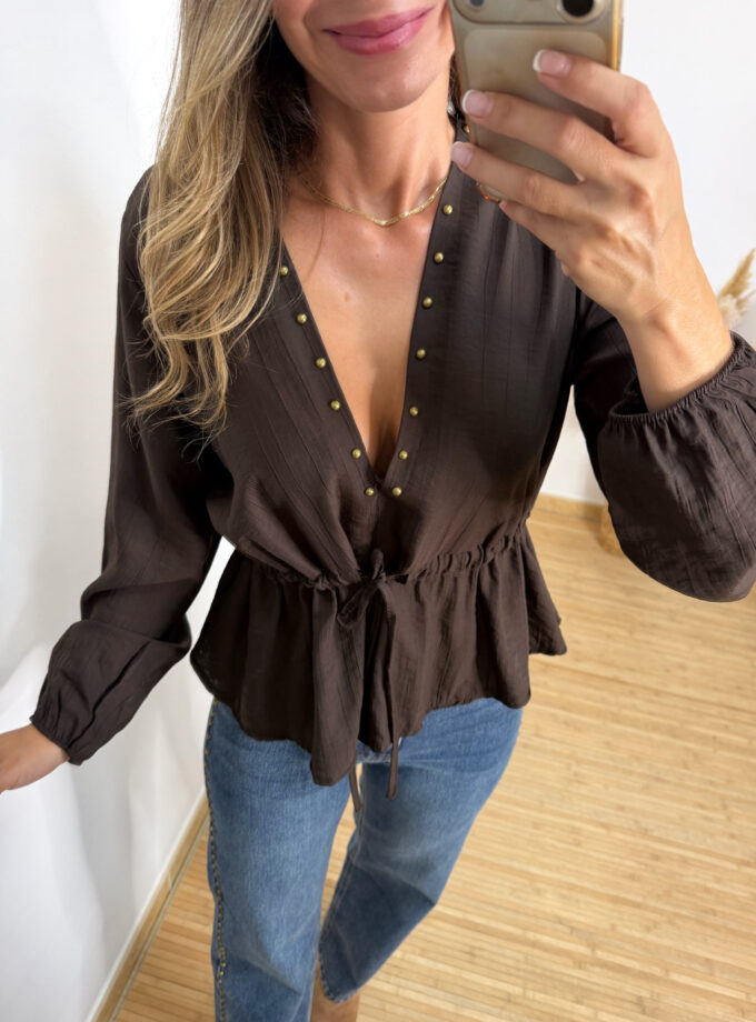 Blusa tachas marrón