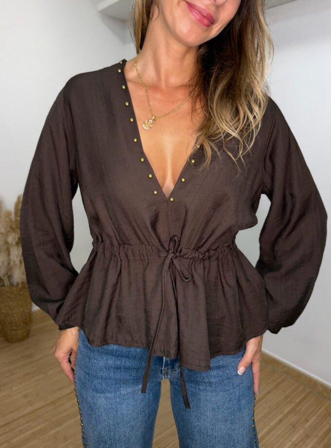 Blusa tachas marrón